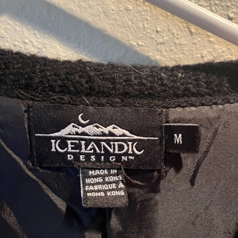 Icelandic buttoned burgundy brown pink with black background. - Picture 4 of 4